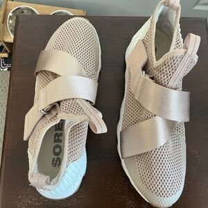 Sorel strap sneaker. New never worn. Mesh pinkey beige